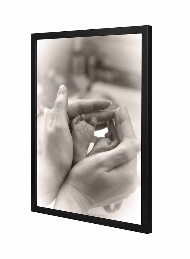 لوحة فنية جدارية بإطار خشبي بتصميم أيدي تمسك بقدم صغيرة بيج 43x53Ø³Ù†ØªÙŠÙ…ØªØ±