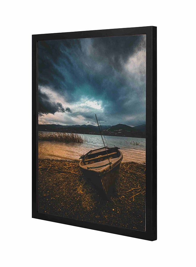 لوحة فنية لديكور الحائط بإطار خشبي تمثل قارباً راسياً على شاطئ البحر متعدد الألوان 43x53سم