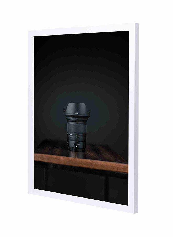 لوحة فنية جدارية بإطار خشبي تمثل عدسة الكاميرا التكبيرية على طاولة خشبية أسود/بني 43x53سم