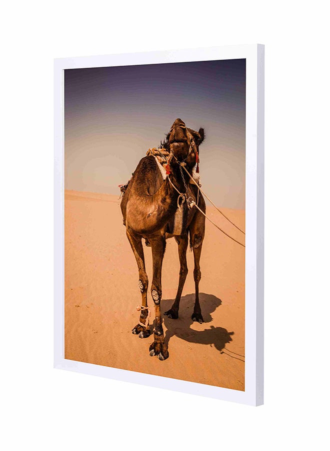 لوحة فنية لديكور الحائط مزودة بإطار خشبي بتصميم جمل يقف على رمال متعدد الألوان 43x53سم