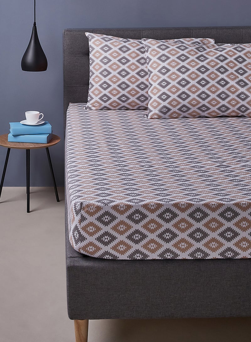 Noon East - Fitted Bedsheet Set Queen Size 100% Cotton Premium Quality 200 TC Everyday Use Breathable And Soft, With 1 Bed Sheet 150X200 Cm + 25cm And 2 Pillow Cases 50X75 Cm - White/Brown/Grey White/Brown/Grey 150 x 200 + 25cm - Image 1