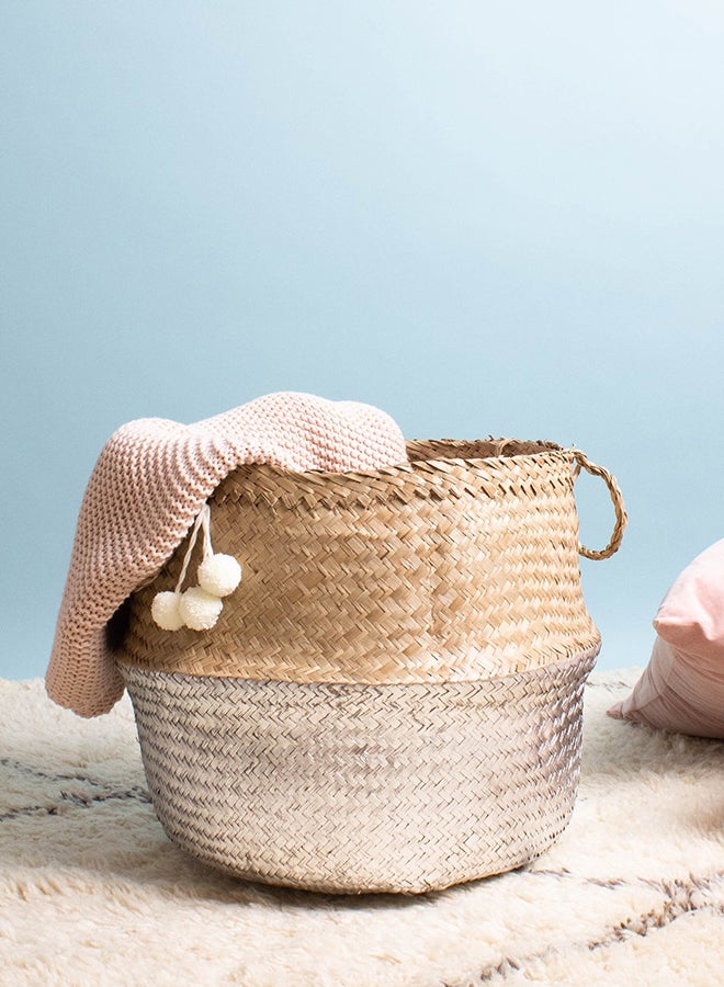 بريكلي بير سلة تخزين منسوجة يدوياً من القش مطلية ومزينة بالكرات القماشية. فضي / بيج - Image 2