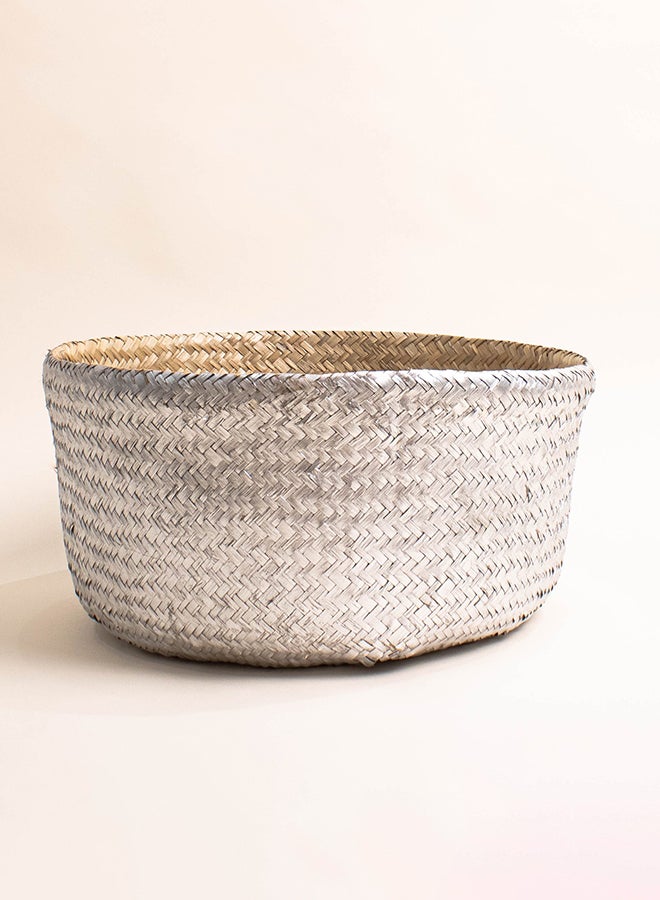 بريكلي بير سلة تخزين منسوجة يدوياً من القش مطلية ومزينة بالكرات القماشية. فضي / بيج - Image 3