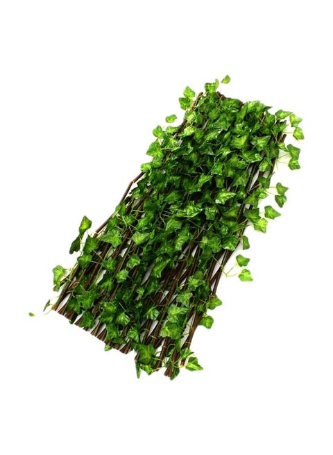 سياج من الخيزران مزين بخضراوات صناعية أخضر