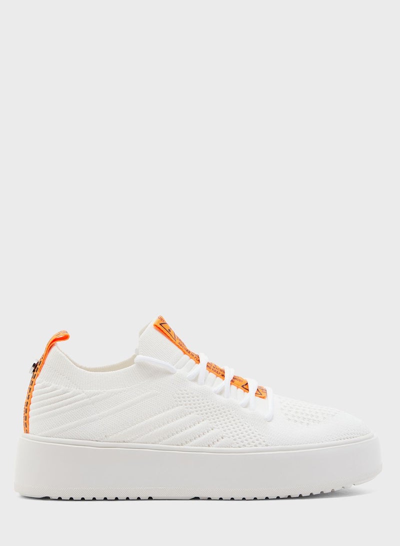 ستيف مادن سنيكرز بريتا برقبة قصيرة أبيض - Image 3