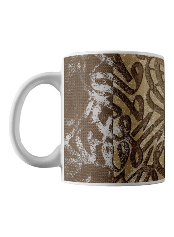 أتيك مج من السيراميك بطبعة الفن التيبوغرافي بني/بيج/أبيض