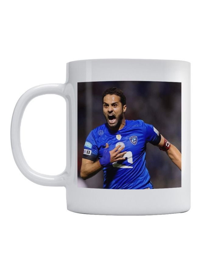 أتيك مج قهوة بطبعة شخصية ياسر القحطاني أزرق/أبيض/ بيج 350ملليلتر