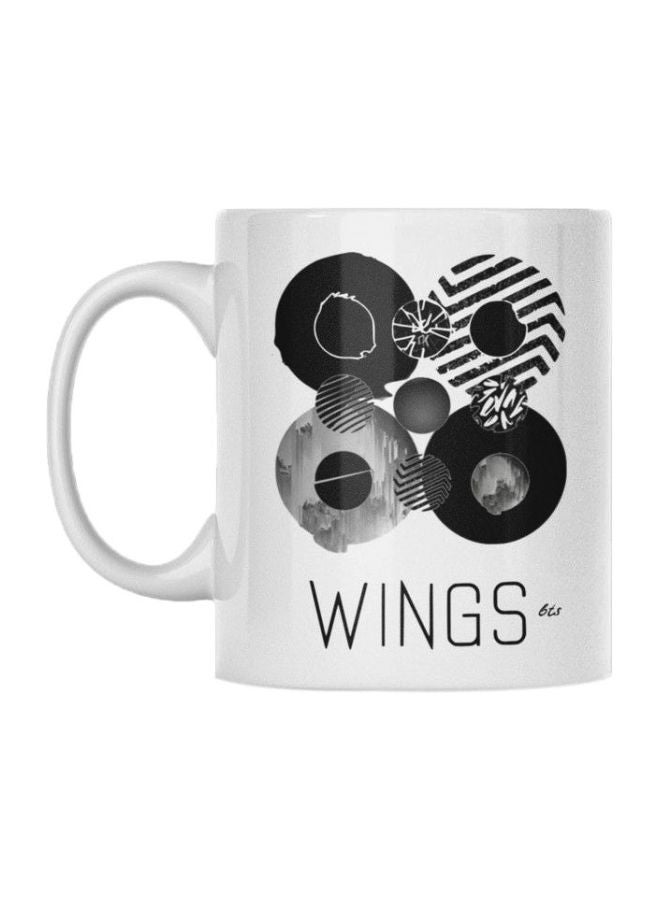 أتيك مج بطبعة فرقة BTS وكلمة "Wings" أبيض/أسود/رمادي 