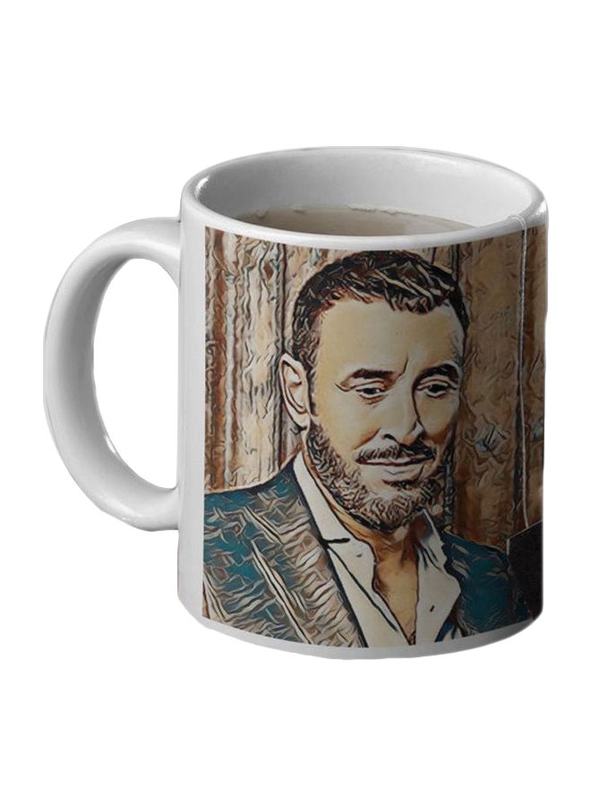 أتيك "مج مزين بطبعة صورة كاظم الساهر أبيض/بني/ بيج