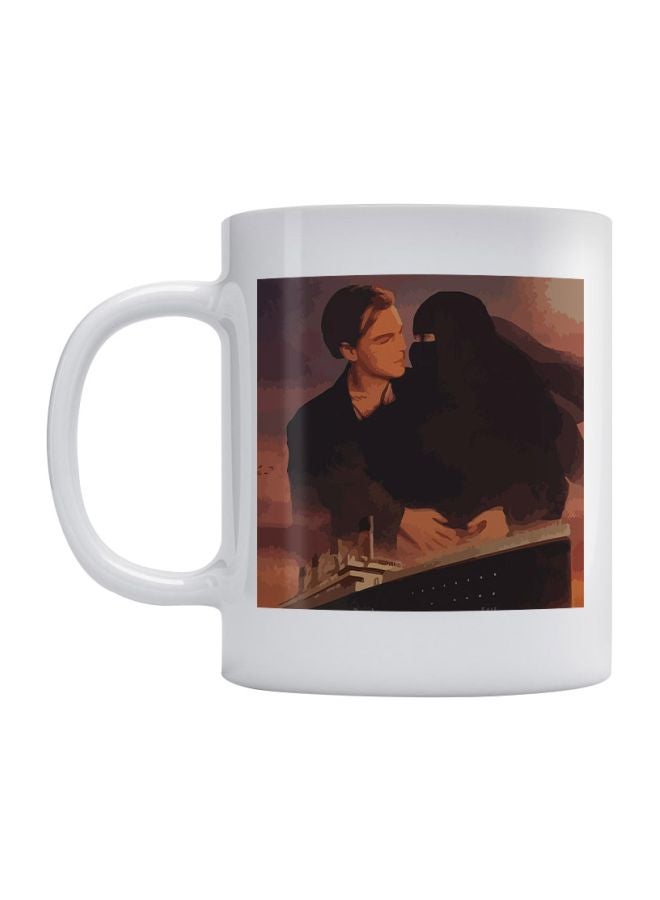 مج قهوة مصنوع من السيراميك بطبعة تايتانيك بنمط عربي أبيض/أسود/بيج