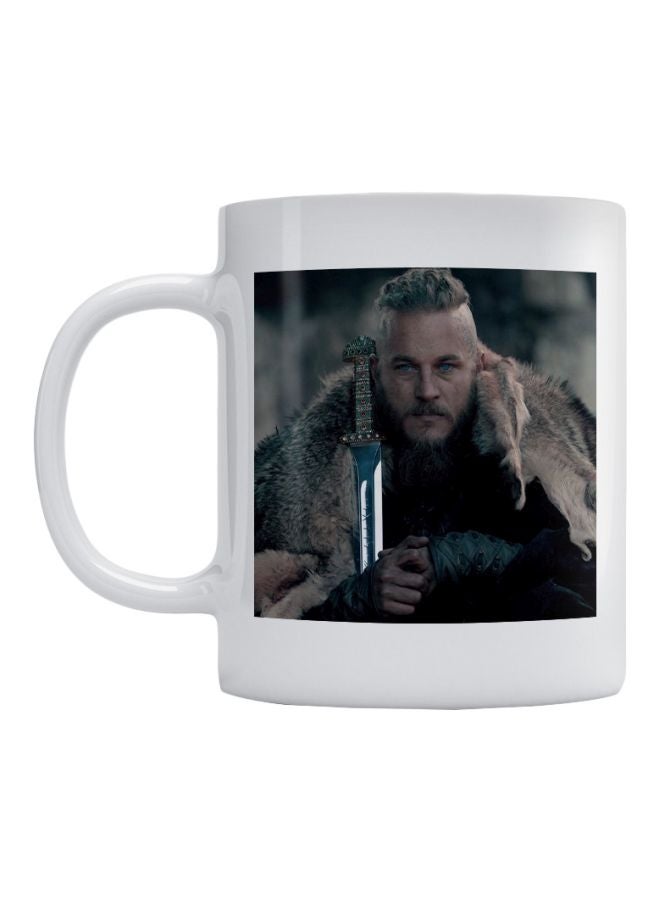 أتيك مج من السيراميك بطبعة شخصيّة راغنار لودبروك من مسلسل "vikings" أبيض/أسود/بيج 350ملليلتر 