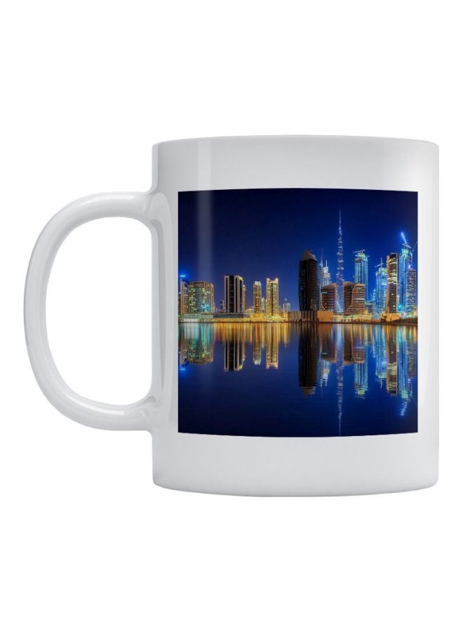 أتيك مج مزين بطبعة "Dubai UAE". أبيض/أزرق/أسود/أصفر