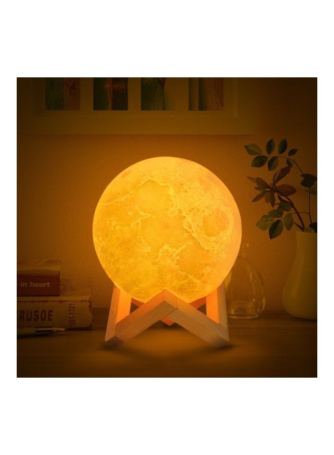 مصباح LED بتصميم قمرٍ مميزٍ بسطحٍ بطبعةٍ ثلاثية الأبعاد مع حامل أصفر/ابيض 14سم - Image 2