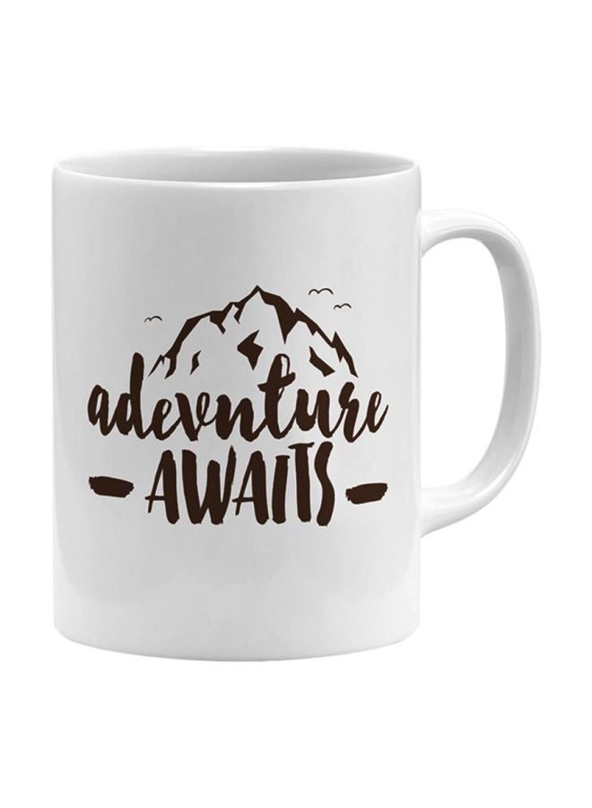 مج مطبوع عليه عبارة "Adventure Awaits Mountain Hike" أبيض/بني