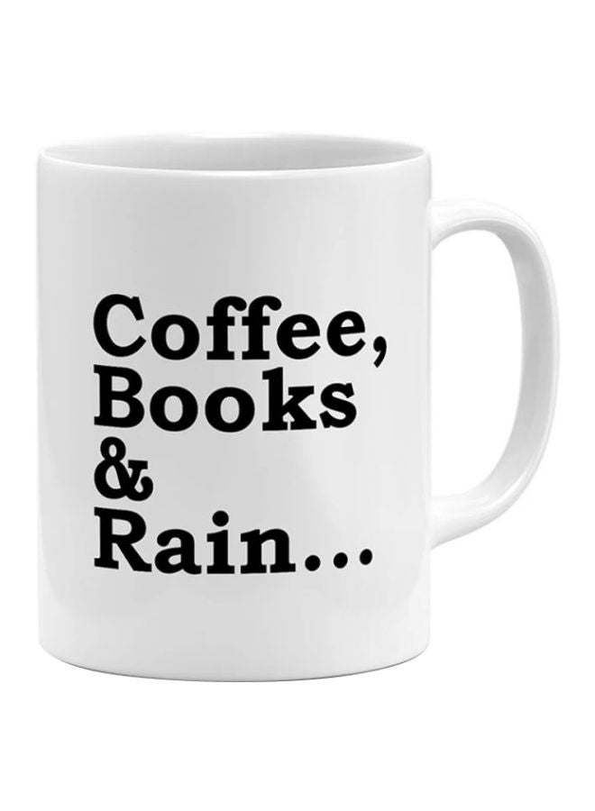 مج مطبوع عليه عبارة "Coffee, Books And Rain" أبيض/ أسود