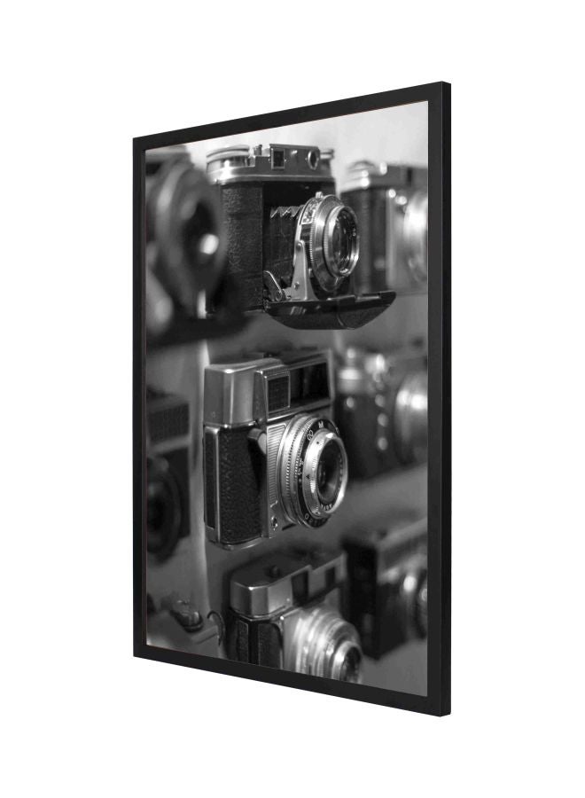 لوحة لديكور الحائط مطبوع عليها كاميرا كلاسيكية مزودة بإطار أسود/فضي 53x73سم - Image 1
