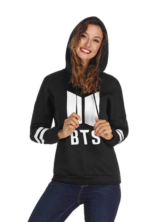 هودي كاجوال بتصميم واسع وأكمام طويلة بطبعة BTS أسود  - Image 4