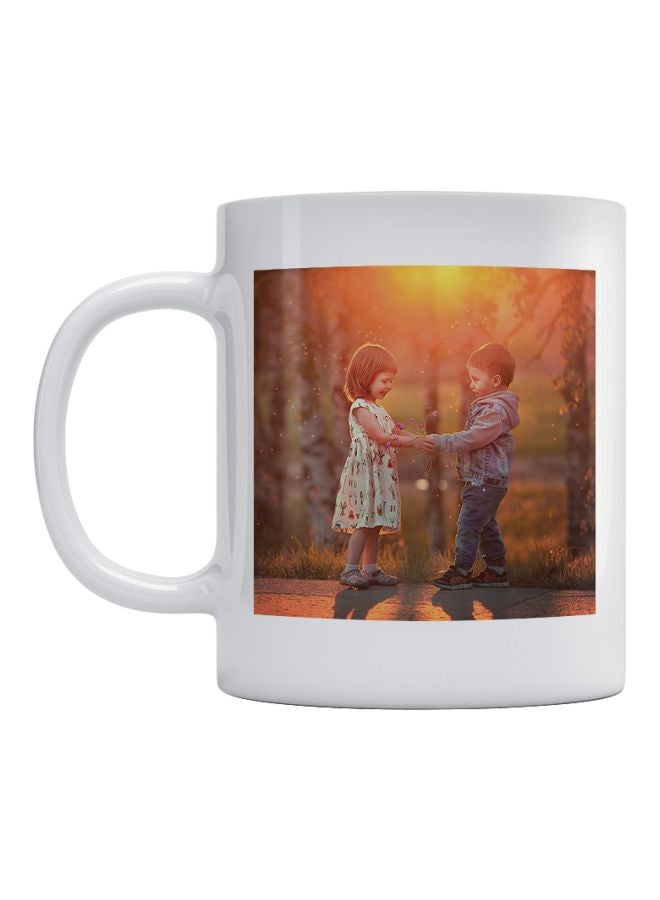 أتيك مج بطبعة تعبر عن الحب. أبيض/أصفر/أزرق