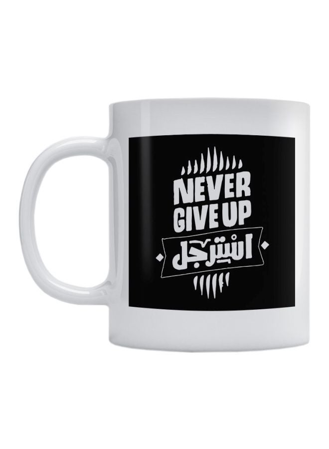 أتيك مج بطبعة اقتباسات باللغة العربية. أبيض/ أسود