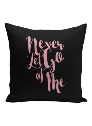 وسادة زينة للكنبة مطبوع عليها عبارة "Never Let Go Of Me" أسود/وردي 16x16بوصة - v1593702775/N39045918A_1