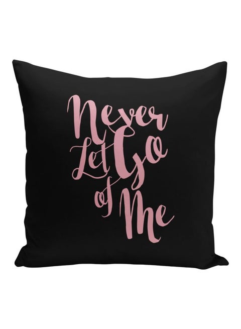 وسادة زينة للكنبة مطبوع عليها عبارة "Never Let Go Of Me" أسود/وردي 16x16بوصة