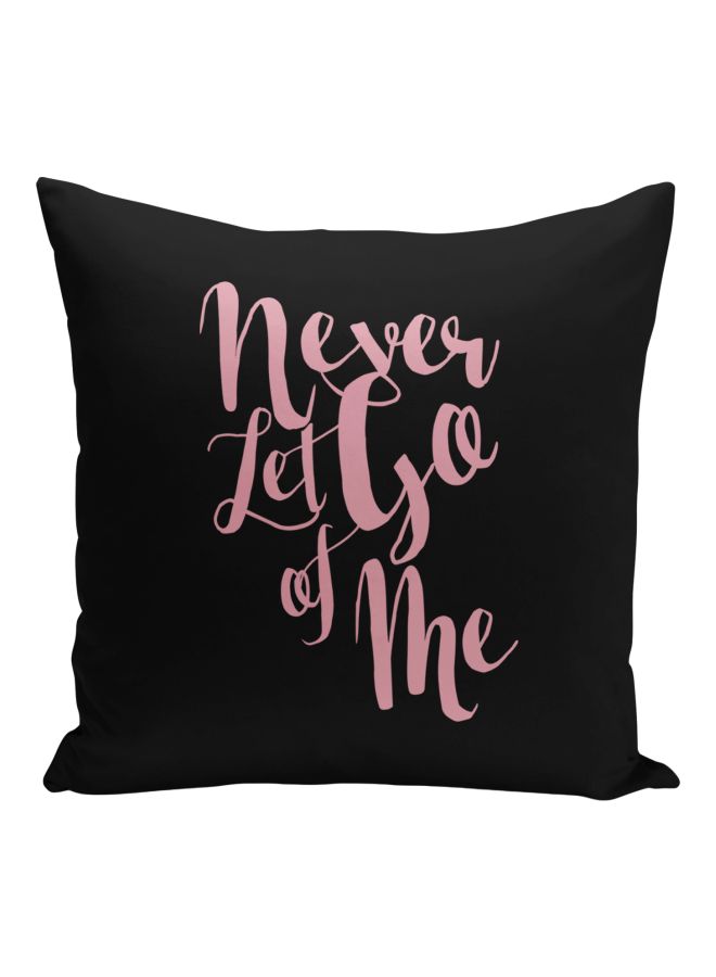 وسادة زينة للكنبة مطبوع عليها عبارة "Never Let Go Of Me" أسود/وردي 16x16بوصة  - Image 1