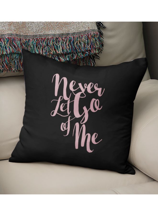 وسادة زينة للكنبة مطبوع عليها عبارة "Never Let Go Of Me" أسود/وردي 16x16بوصة  - Image 2