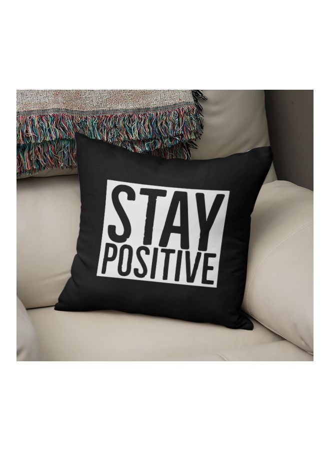 وسادة ديكور الأريكة مطبوع عليها عبارة "Stay Positive" بنمط معدني، أبيض لؤلؤي أسود/ أبيض 16x16بوصة