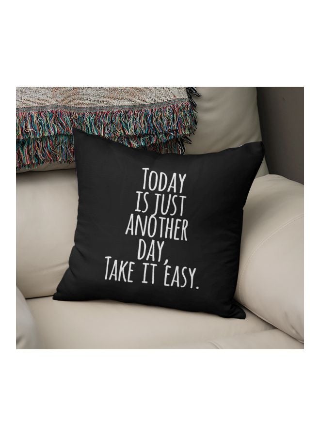 وسادة مزخرفة مطبوع عليها بالقصدير الأبيض اللؤلؤي العبارة المقتبسة "Just Another Day Take It Easy" أسود/ أبيض 16x16بوصة