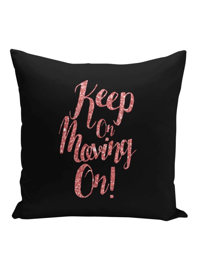 بطبعة Keep On Moving On! وسادة زينة مطبوعة أسود/وردي 16x16بوصة - Image 1