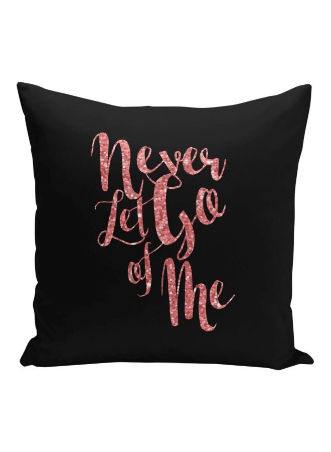 وسادة زينة بطبعة عبارة 'Never Let Go Of Me' أسود/وردي 16x16بوصة - Image 1