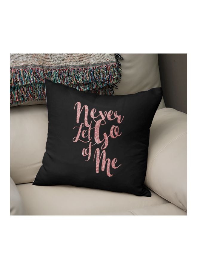 وسادة زينة بطبعة عبارة 'Never Let Go Of Me' أسود/وردي 16x16بوصة - Image 2