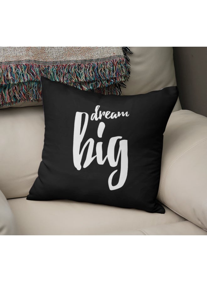 وسادة أريكة باللون الأسود مطبوع عليها عبارة "Dream Big" بالقصدير الأبيض اللؤلؤي وتعد هدية مثالية للأشخاص الذين يحلمون بتحقيق أهدافهم أسود/ أبيض 16x16بوصة
