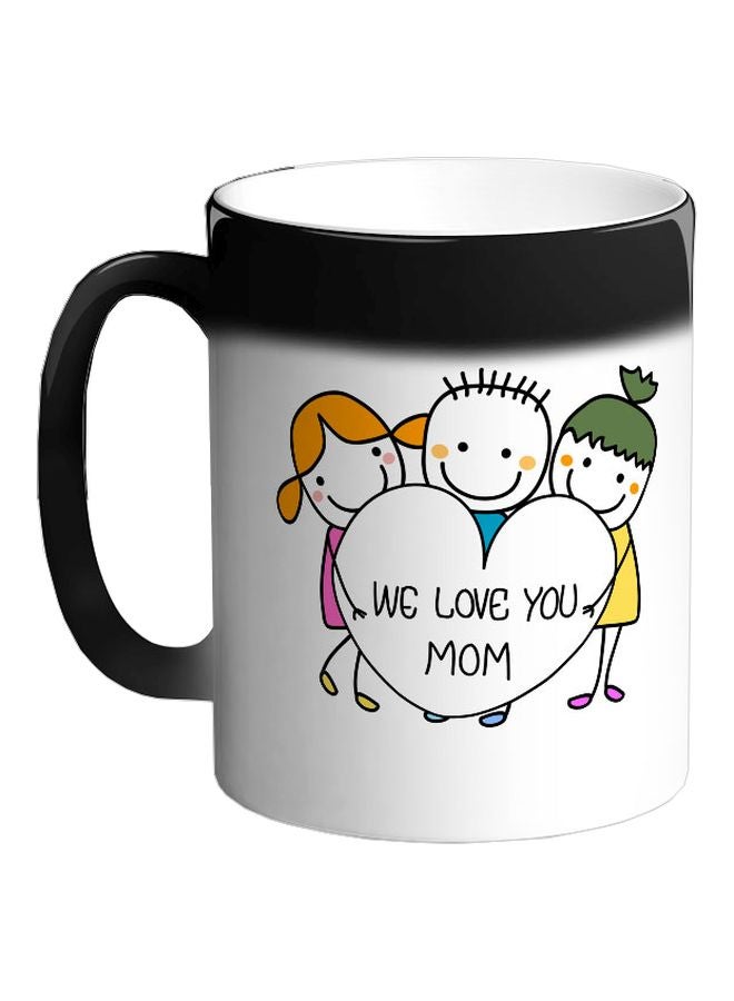 ديكالاك مج قهوة متغير اللون ومزين بطبعة عبارة "We Love You Mom" أسود 325ملليلتر - Image 1