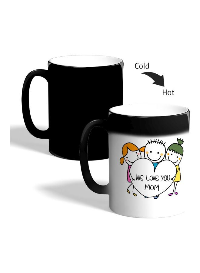 ديكالاك مج قهوة متغير اللون ومزين بطبعة عبارة "We Love You Mom" أسود 325ملليلتر - Image 2