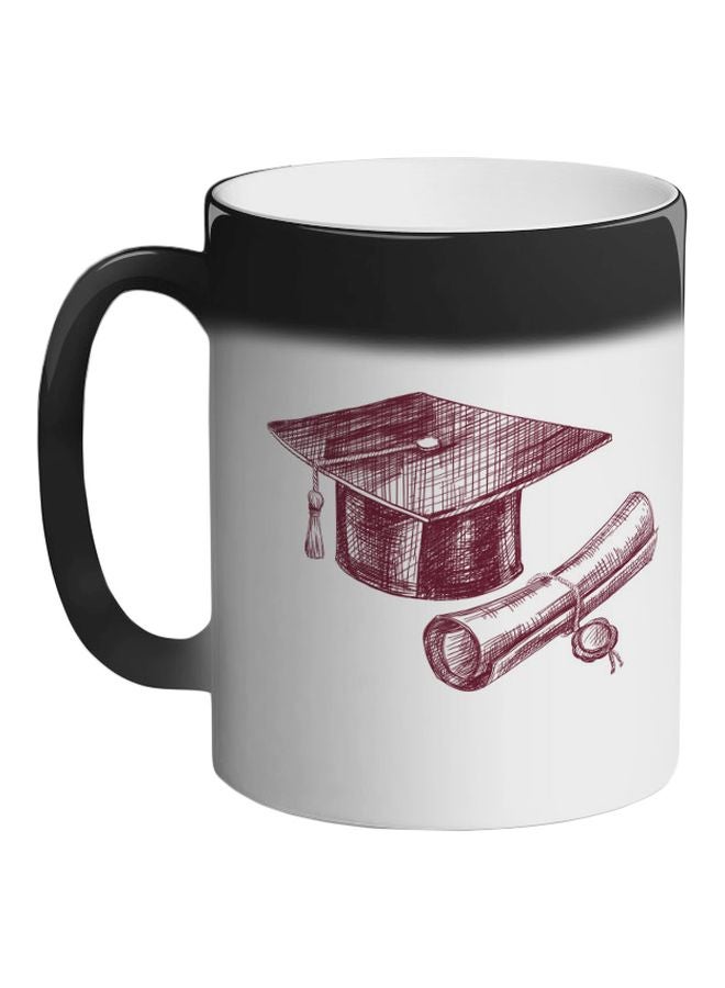 ديكالاك مج قهوة متغير اللون بطبعة شعار يوم التخرج أسود - Image 1