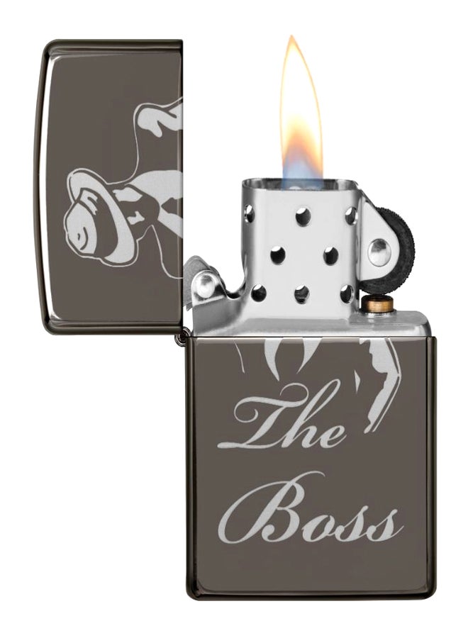 زيبو ولاعة تعمل بالغاز بتصميم عبارة 'The Boss' 8.5 x 6سم - Image 2