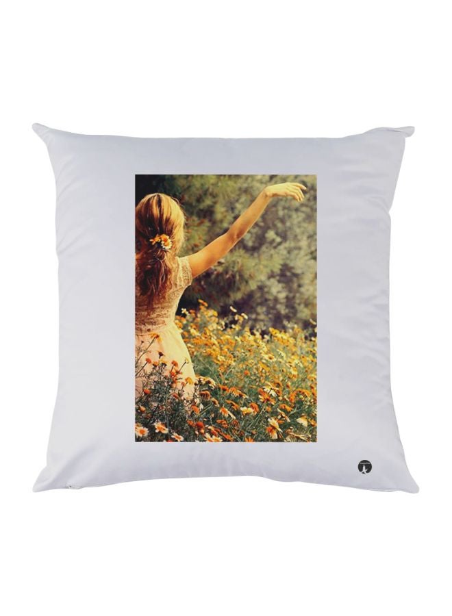 بي بي وسادة ديكور مزينة بطبعة رسمة لفتاة في حديقة زهور أبيض/أصفر/أخضر 30x30سم