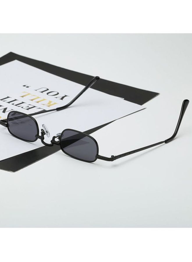 Sharpdo Women's UV Protected Rectangular Sunglasses - Image 4