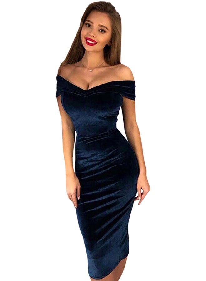 فستان مخملي مكشوف الكتف أزرق داكن - Image 1