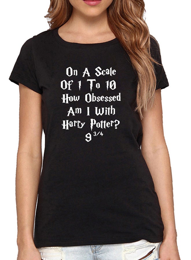 جوي شيك تيشيرت بفتحة رقبة مستديرة وبطبعة نص أسود/ أبيض - Image 2