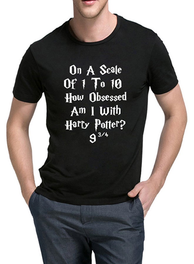 جوي شيك تيشيرت بفتحة رقبة مستديرة وبطبعة نص أسود/ أبيض - Image 3