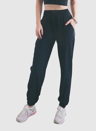 بنطال رياضي خفيف للركض سادة مزين بجيوب أسود - v1596627341/N38545045V_1