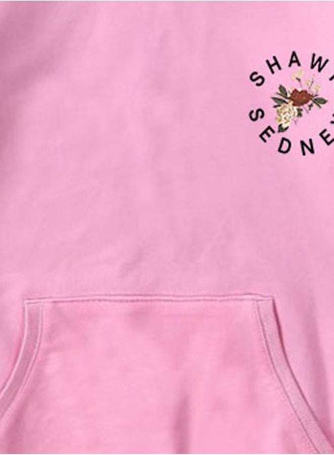 هودي من البوليستر بطبعة عبارة "Shawn Mendes" وردي/ أسود - Image 2