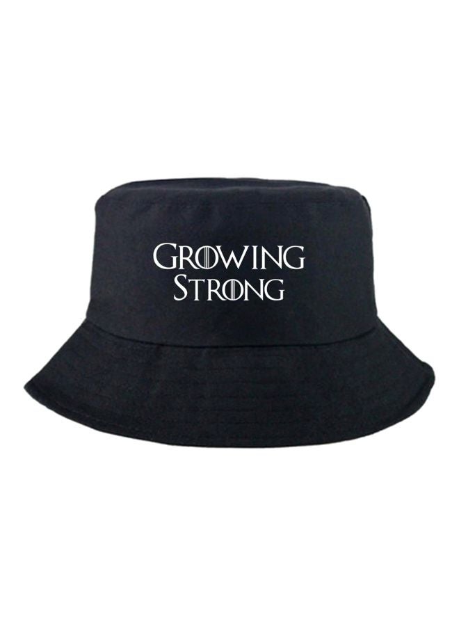 قبعة على شكل دلو بطبعة عبارة "Growing Strong" أسود/ أبيض - Image 1
