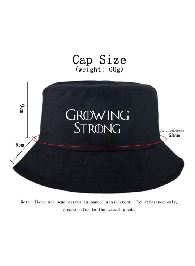 قبعة على شكل دلو بطبعة عبارة "Growing Strong" أسود/ أبيض - Image 3