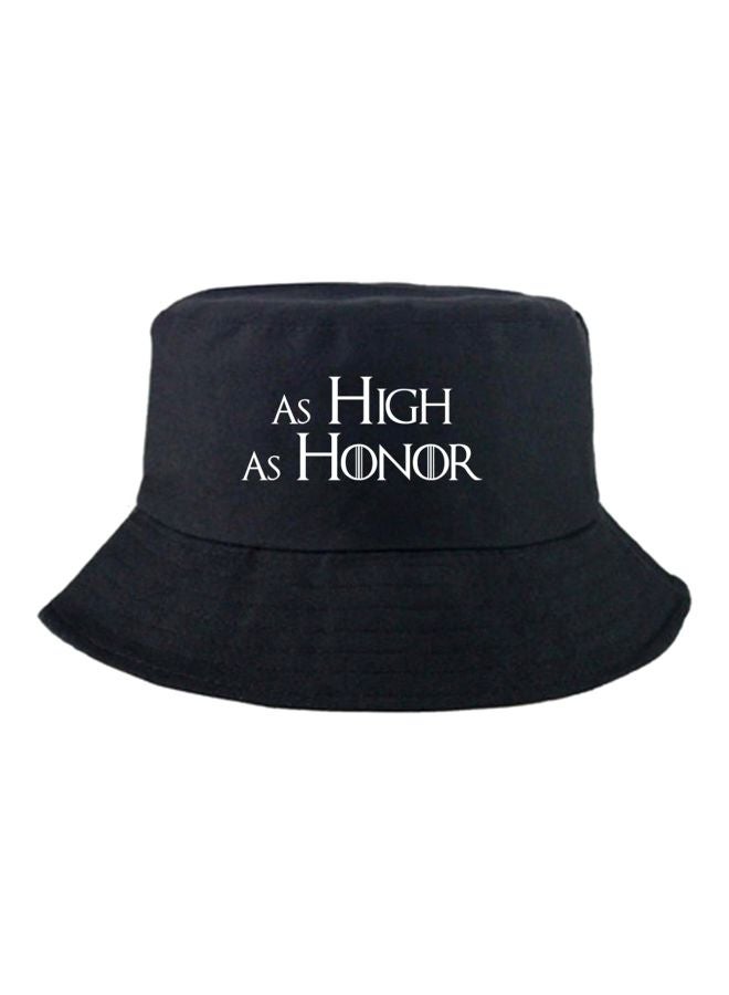 قبعة على شكل دلو بطبعة لعبارة "As High As Honor" أسود/ أبيض - Image 1