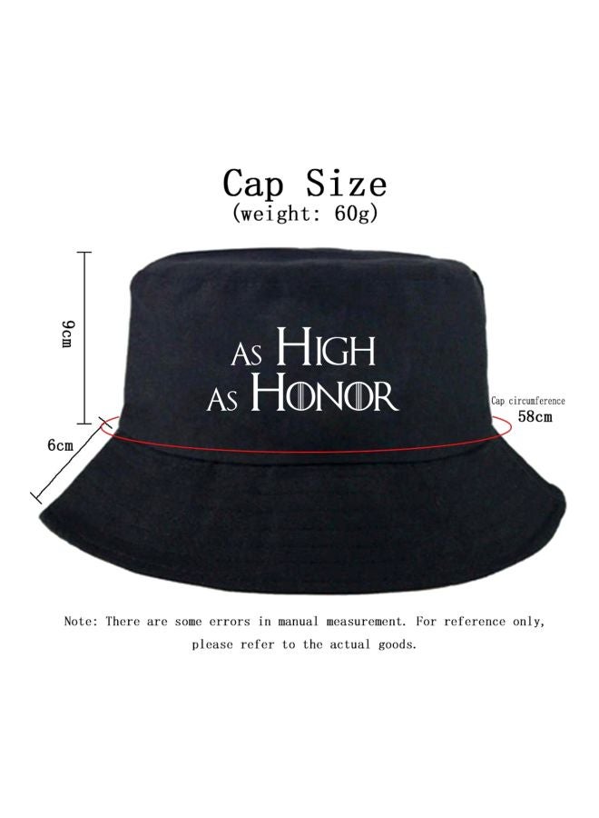 قبعة على شكل دلو بطبعة لعبارة "As High As Honor" أسود/ أبيض - Image 3