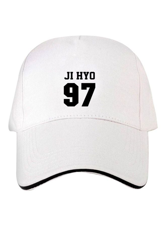 "قبعة بطبعة عبارة "Ji Hyo 97" أبيض/ أسود - Image 1
