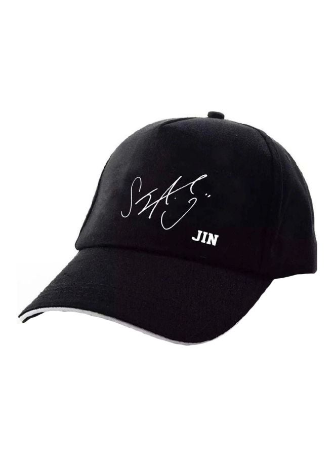 قبعة بيسبول بطبعة شعار فرقة BTS Jin أسود/ أبيض - Image 1